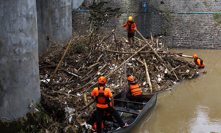 MENUMPUK: Tumpukan sampah yang menghiasi sungai di Kota Pasuruan. Kebiasaan membuang sampah sembarangan, berdampak terhadap timbunan sampah di sungai.