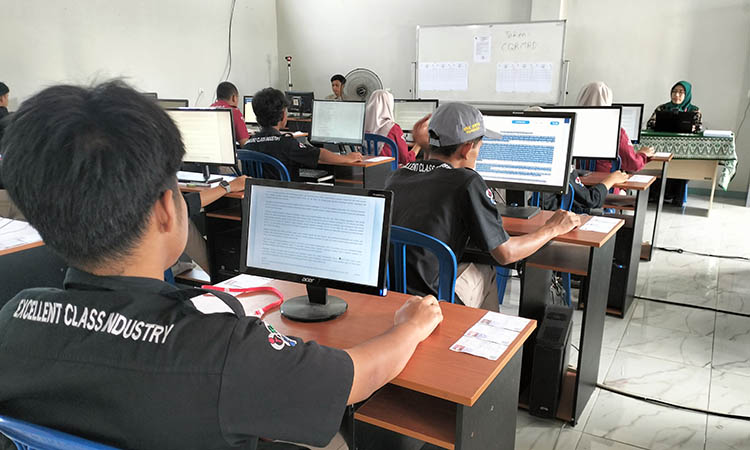 SERIUS: Sejumlah pelajar tingkat SMA saat mengikuti TKA. Meski tidak menentukan kelulusan, namun mereka tampak serius mengikuti ujian.