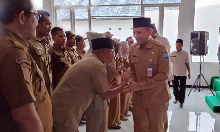SELAMAT: Asisten 1 Pemerintahan dan Kesra Kabupaten Probolinggo Abdul Ghafur mengucapkan selamat kepada Pengurus PKDI Kabupaten Probolinggo yang sudah dikukuhkan.