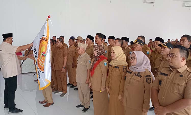 PENGUKUHAN: Ketua DPD PKDI Jawa Timur Syaifullah Mahdi menyerahkan bendera pataka PKDI kepada Ketua PKDI Kabupaten Probolinggo Sanemo,SH.
