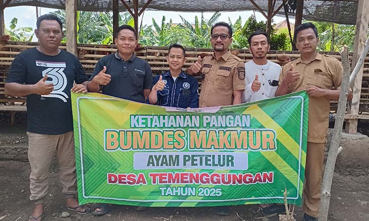KOMPAK: Kepala Desa Temanggungan, Moch Iqbal Ali Warsa (Baju Keki) bersama pengurus BUMDes Makmur Desa Temanggungan.
