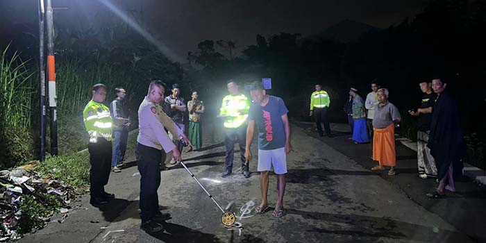 Petugas saat melakukan olah TKP kecelakaan maut di Purwodadi, Kabupaten Pasuruan.