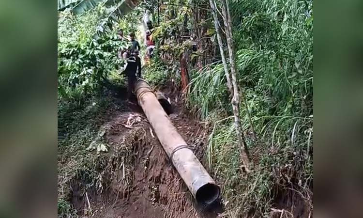 Kondisi pipa SPAM Tancak yang putus usai kena longsor di Tiris.
