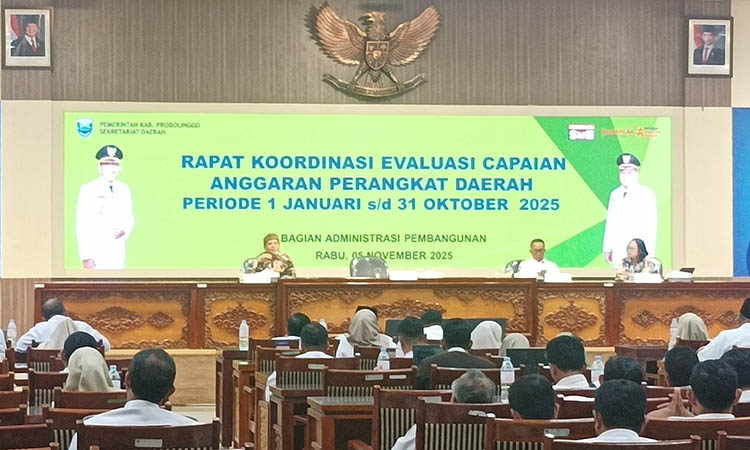 Rapat koordinasi evaluasi capaian anggaran Perangkat Daerah periode Januari-Oktober 2025 yang digelar di Kantor Bupati Probolinggo lantai lima, Rabu (5/11).