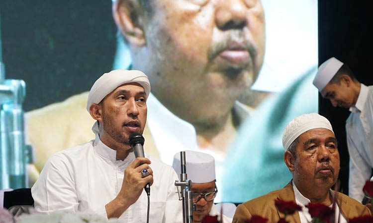 1.	BERSALAWAT: Habib Ali Zainal Abidin Assegaf saat saat memimpin salawatan bersama masyarakat di penutupan pekan Raya Santri Pasuruan 2025.