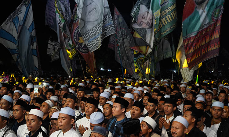 3.	KHUSYUK: Momen kekhusyukan masyarakat saat mengumandangkan salawat.