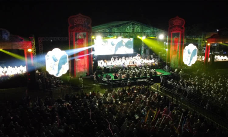 PENUH: Lautan manusia yang menghadiri penutupan Pekan Raya santri di Lapangan A Yani Grati, Selasa (4/11) malam.