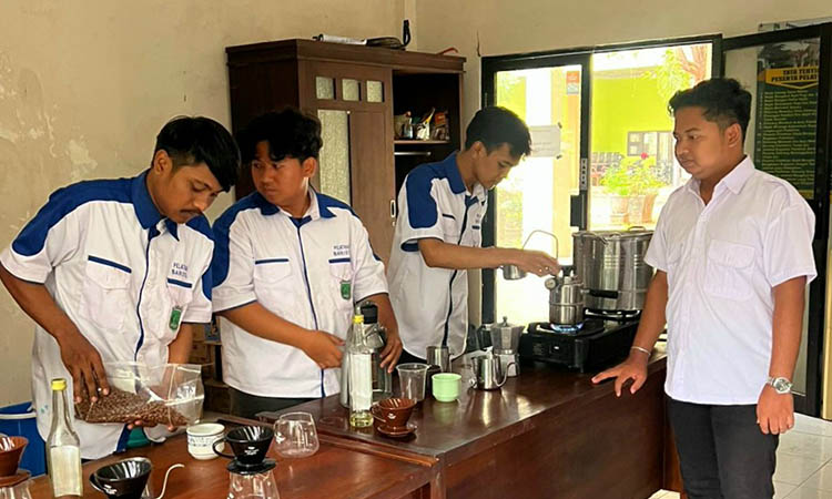 TAMBAH SKILL: Pelatihan Pelatihan Berbasis Kompetensi (PBK) yang digelar Dinas Ketenagakerjaan dengan tujuan mencetak tenaga siap kerja dan bersertifikat