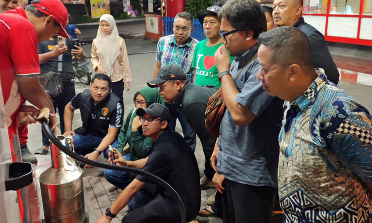 CEK KEMURNIAN: Sejumlah anggota dewan bersama dinas terkait dan Polres Pasuruan saat melakukan sidak di salah satu SPBU yang ada di Pandaan. Dewan berencana untuk mengambil sampel BBM untuk diuji lab.