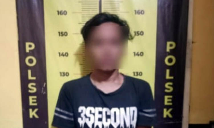 MERINGKUK: Tersangka Zainuri ditahan polisi usai kedapatan membawa sajam. Apa alasannya membawa sajam jenis pedang, masih didalami polisi.