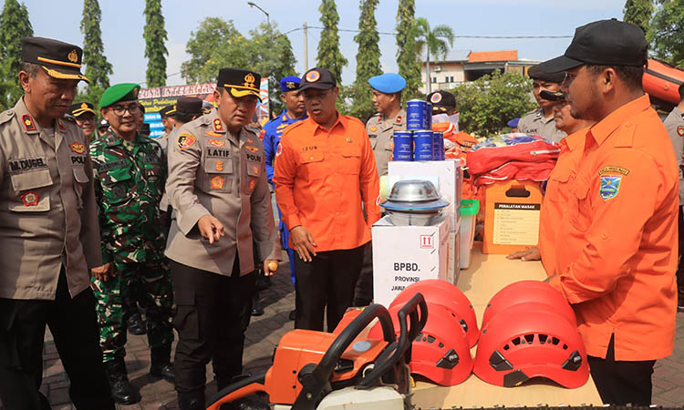 CEK KESIAPAN: Kapolres Probolinggo AKBP M Wahyudin Latif mengecek kesiapan personel dan alat kesiapsiagaan bencana.