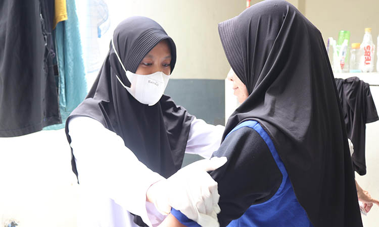 HARUS TELITI: Petugas Rutan Kelas IIB Kraksaan melaksanakan penggeledahan blok hunian WBP wanita.