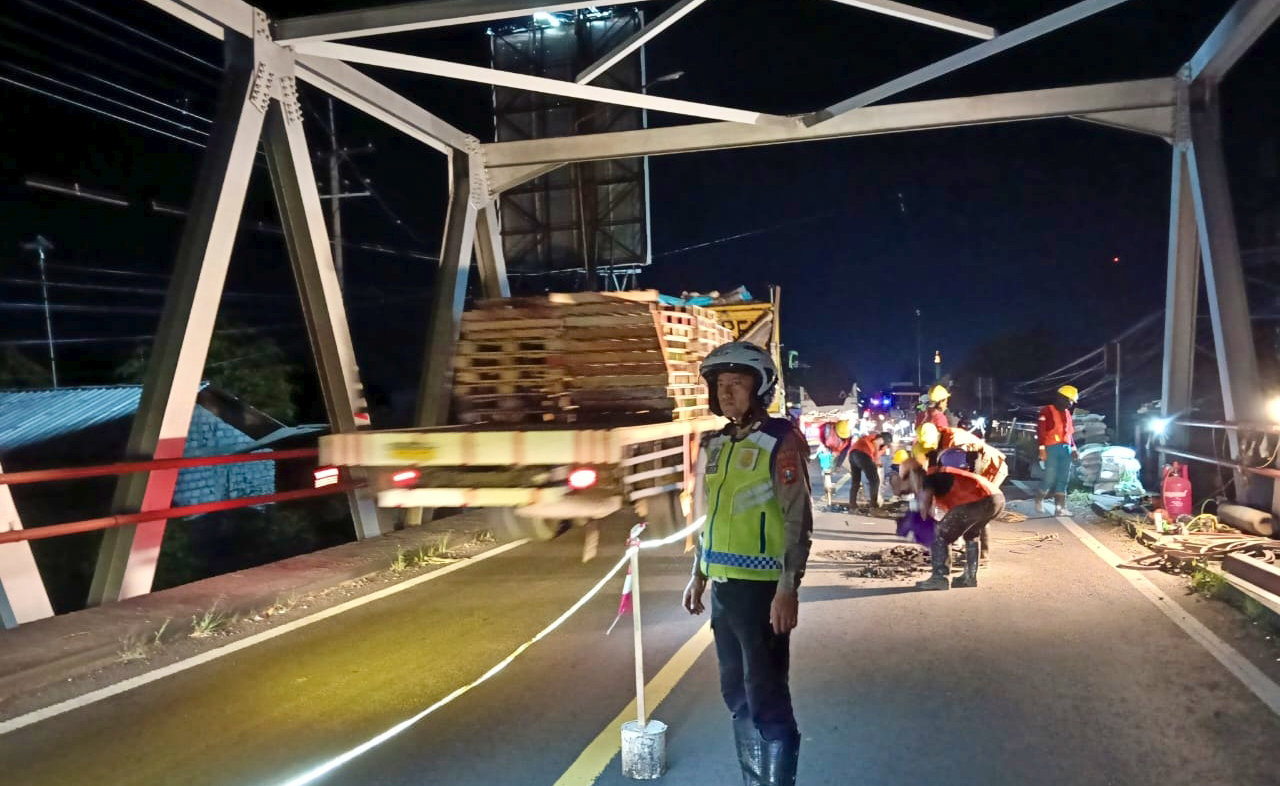 DIPERBAIKI: Para pekerja memperbaiki spot kerusakan jembatan Pajarakan.