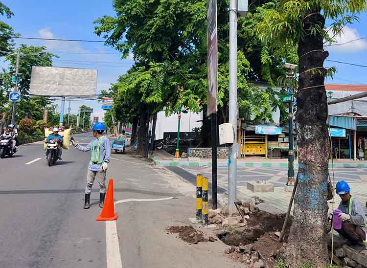 MULAI DIKERJAKAN: Sejumlah pekerja menggali lubang fondasi PJU di Jalur Pantura Kecamatan Kraksaan.