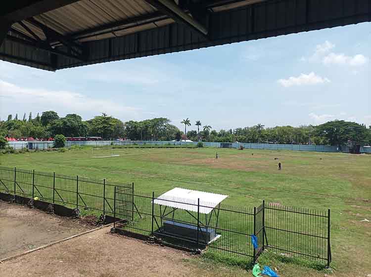 REHAB: Kondisi Stadion Gelora Merdeka Kraksaan, saat direhab.