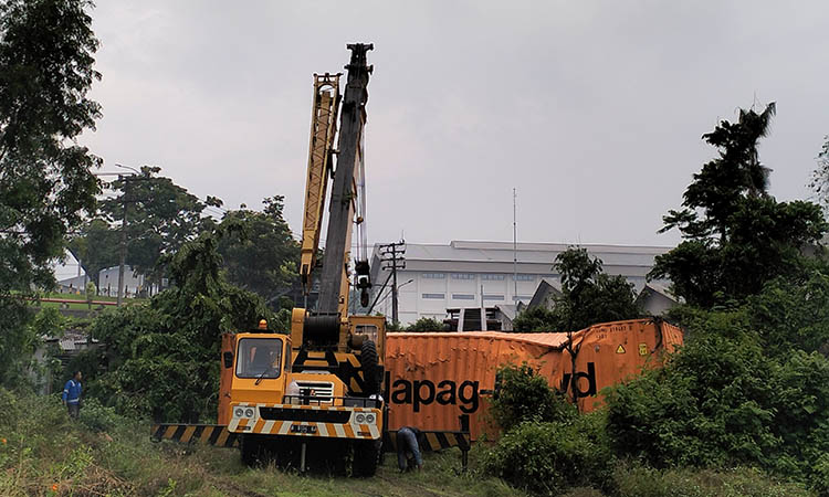 BERAT: Dua crane harus dikerahkan untuk mengevakuasi truk kontainer yang mengalami kecelakaan, Selasa (4/11). Proses evakuasi yang berlangsung Rabu (5/11), berlangsung tak mudah.