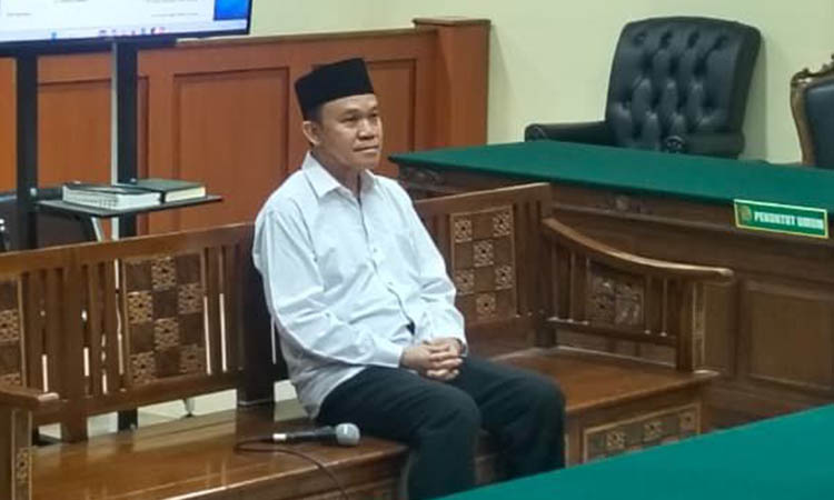 KURSI PESAKITAN: Terdakwa kasus dugaan koruspi PKBM, Mohamad Najib saat menjalani sidang dakwaan. Ia ditengarai melakukan penyimpangan dana PKBM yang harusnya untuk kegiatan pendidikan nonformal.
