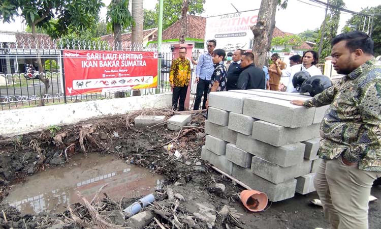 Anggota Komisi III DPRD Kota Probolinggo saat meninjai proyek preservasi jalan nasional Soekarno Hatta yang memicu kerusakan pipa perumdam.