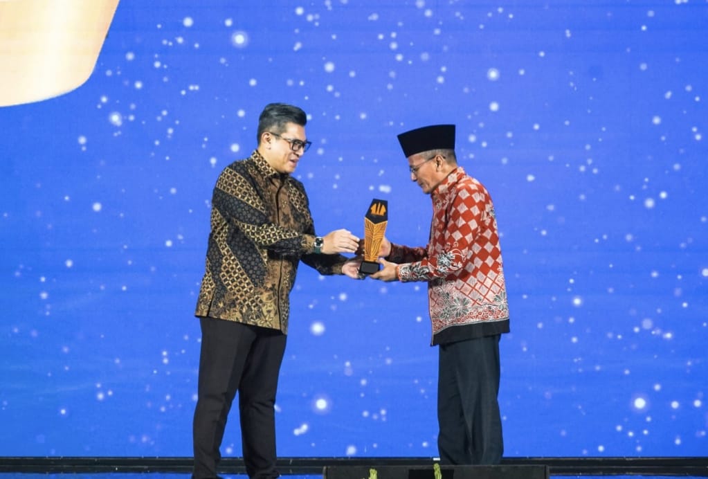 MEMBANGGAKAN: Wakil Bupati Pasuruan HM Shobih Asrori saat menerima penghargaan Anugerah Program Ekonomi Terpuji detikJatim Awards 2025. Penghargaan itu diserahkan langsung oleh Direktur Utama detikcom
