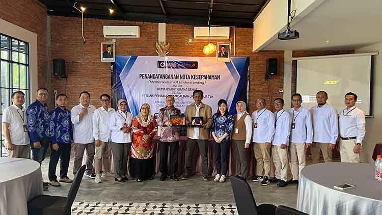 MITRA STRATEGIS: Jajaran Manajemen RS Graha Sehat Kraksaan, berfoto bersama Bank Jatim.