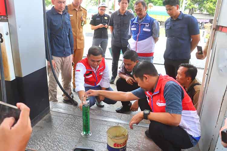 SIDAK: Petugas gabungan Polres Probolinggo Kota, DKUP Kota Probolinggo, dan Pertamina Patra Niaga II Malang sidak Pertalite di salah satu SPBU Kota Probolinggo, Selasa (4/11).