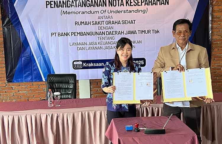PENANDATANGANAN: Direktur RS Graha Sehat dr. Susanti Sugianto, MARS., dan Vice President Hubungan Kelembagaan Bank Jatim Rahman Subiyantoro menunjukan MoU Layanan Jasa&nbsp; Keuangan Perbankan dan Layanan