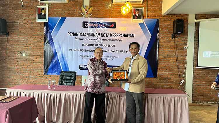 CINDERAMATA: Direktur Utama PT Graha Sehat Lestari Ir. H. Made Sindrajaya menerima cinderamata dari Vice President Hubungan Kelembagaan Bank Jatim, Rahman Subiyantoro.