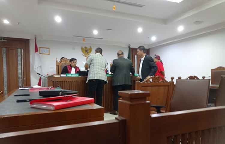KECEWA: Suasana sidang perdana gugatan Aliansi Eks Karyawan PTKL Probolinggo terhadap Kemenkeu RI di PN Jakarta Pusat, Selasa (4/11).