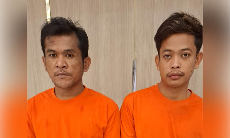 DIRINGKUS: Koder, 39 dan Salman, 27, warga Dusun Krajan, Desa Oro Oro Pule, Kecamatan Kejayan, Kabupaten Pasuruan usai ditangkap Tim Jatanras Direskrimum Polda Jatim.