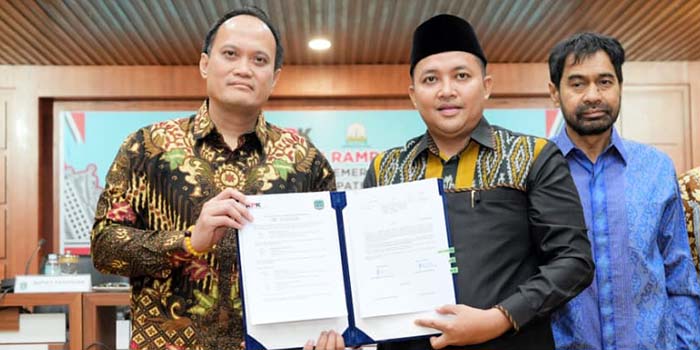Penyerahan aset hasil rampasan secara simbolis yang dilakukan Direktur Pelacakan Aset, Pengelolaan Barang Bukti, dan Eksekusi (Labuksi) KPK, Mungki Hadipratikto kepada Bupati Pasuruan Mas Rusdi