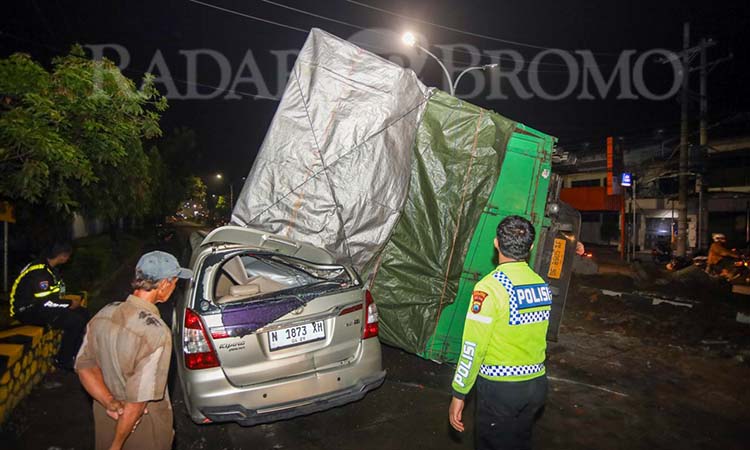 Kondisi mobil Innova saat tertimpa truk muat kedelai, Rabu malam (5/11). (Mokhamad Zubaidillah/ Radar Bromo)