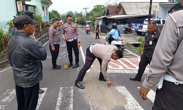 Petugas Satlantas saat melakukan olah TKP kecelakaan maut di jalur menuju TSI II Prigen, Kabupaten Pasuruan, (6/11).