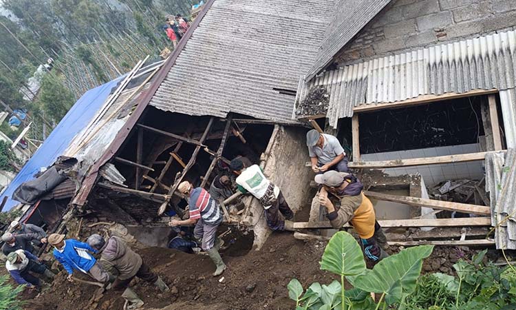 TERIMBAS LONGSOR: Sejumlah rumah warga alami kerusakan imbas tertimbun longsor.