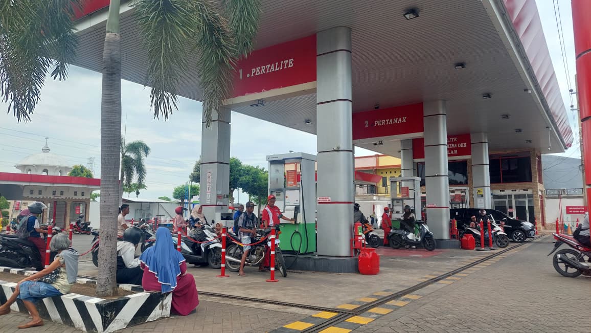 TAK ADA POSKO: Aktivitas di SPBU Jalan Mastrip, Kota Probolinggo. Pelanggan yang motornya mbrebet setelah mengisi Pertalite, bisa mengadu dan mengajukan klaim ke SPBU tempat mengisi BBM