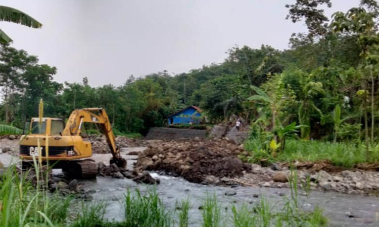 ADA LIMA TITIK: Aliran Sungai Pancar Glagas di Pakuniran yang di sekitarnya terdapat aktivitas tambang.