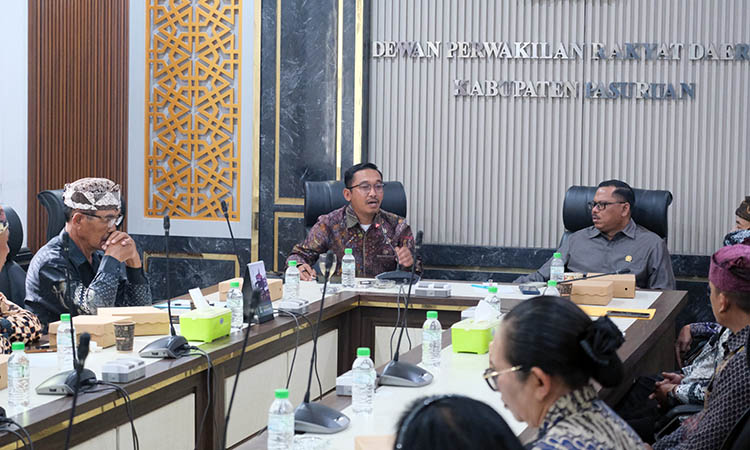 WADUL: Sejumlah organisasi Hindu saat audiensi dengan Ketua DPRD Kabupaten Pasuruan, Samsul Hidayat, Rabu (5/11) siang. Mereka datang untuk menyampaikan uneg-unegnya, lantaran minimnya support.