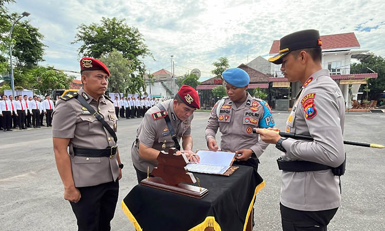 TANDA TANGAN: Pelaksanaan sertijab dua perwira di Mapolres Pasuruan Kota. Kapolres Pasuruan, AKBP Davis Busin Siswara memandang, mutasi merupakan hal yang wajar di lingkungan Polri.