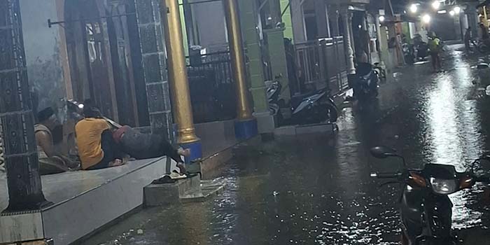 kawasan pesisir Pasuruan yang terendam banjir rob, Kamis malam (6/11).