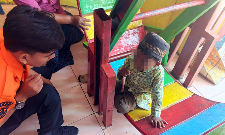 PERTOLONGAN: Petugas Damkar Kota Pasuruan saat mencoba untuk menolong korban yang kakinya terjepit.