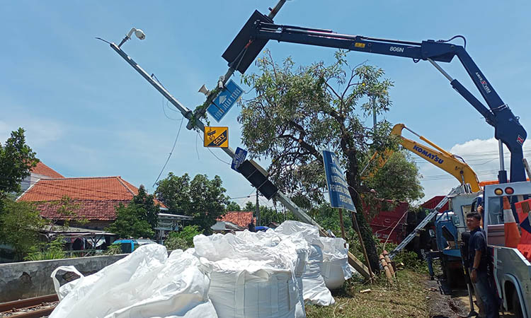 RUSAK: Kondisi traffic light Kelurahan Blandongan, Kecamatan Bugul Kidul, Kota Pasuruan yang mengalami kerusakan, usai tertabrak dump truck.