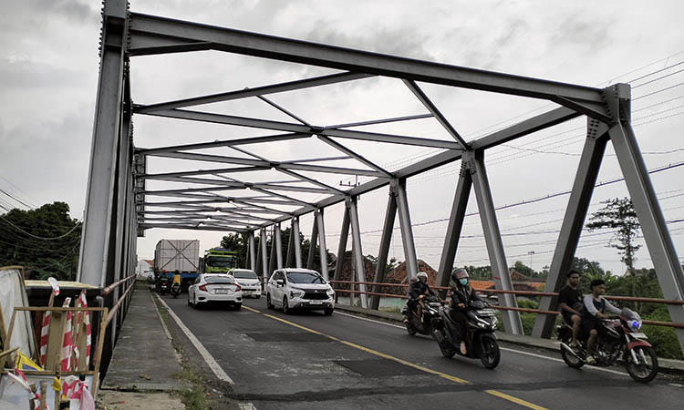 RAMPUNG: Kendaraan yang melintas di Jembatan Pajarakan pagi kemarin. Perbaikan jembatan selesai lebih cepat dari rencana.