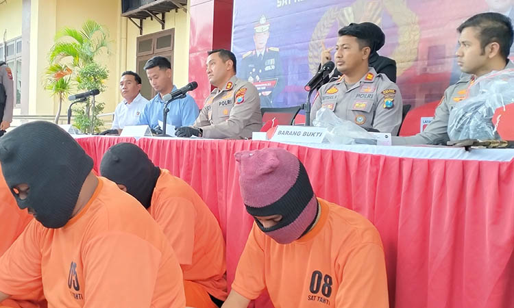 TERTUNDUK: SSY warga Desa Tlambah, Kecamatan Karang Penang, Kabupaten Sampang (baju nomor 08) saat rilis di Mapolres Probolinggo.