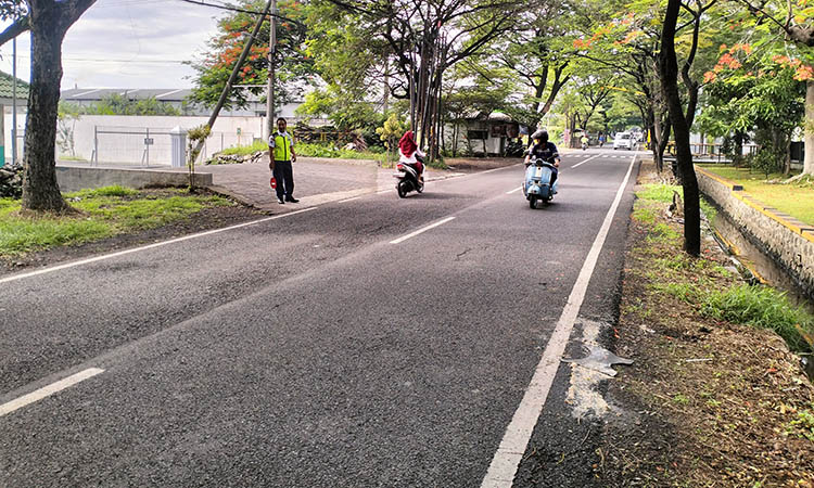 TKP: Lokasi penjambretan yang menimpa Sri Sulastri, 52, warga Kelurahan Sidokerto, Kecamatan Buduran, Kabupaten Sidoarjo, Rabu (5/11). Saat ini, pendalaman masih dilakukan.
