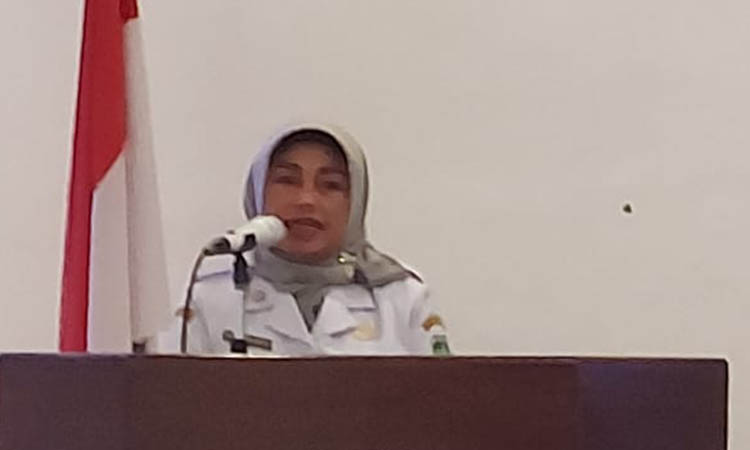 ARAHAN: Kepala Disdikbud Tri Krisni Astuti, memberikan arahan dan sambutan di awal acara bimtek.