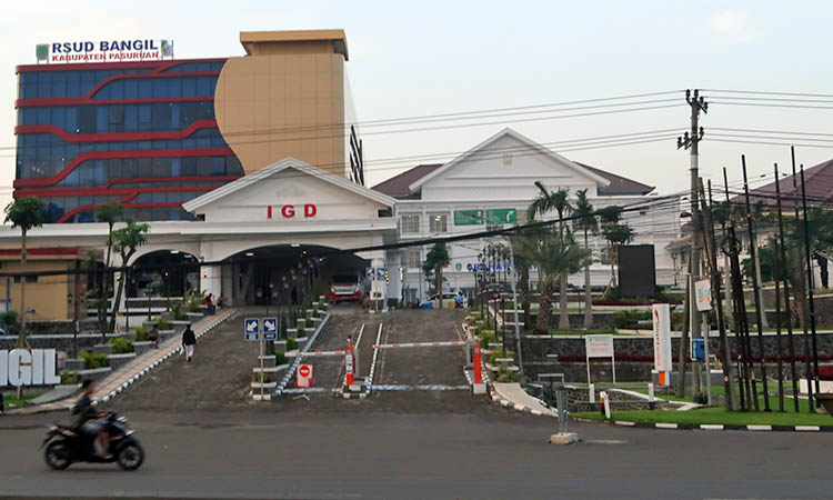 SEMRAWUT: Kabel-kabel di depan RSUD Bangil tampak semerawut. Kondisi itu, disoal legislatif lantaran mengganggu estetika kota.