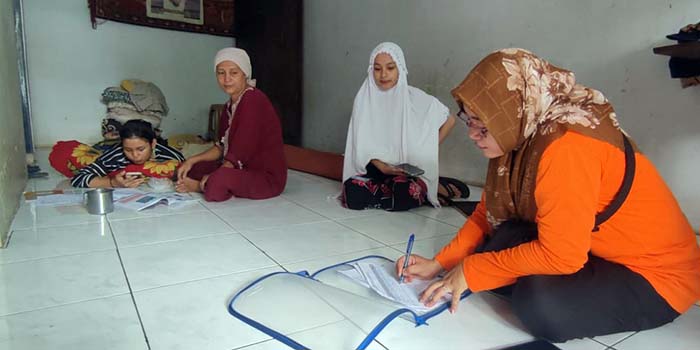 TERBATAS: Petugas KPU Kota Probolinggo sedang melakukan coklit terbatas di salah satu keluarga di Kota Probolinggo. Coklit Terbatas dilakukan selama triwulan keempat tahun 2025.