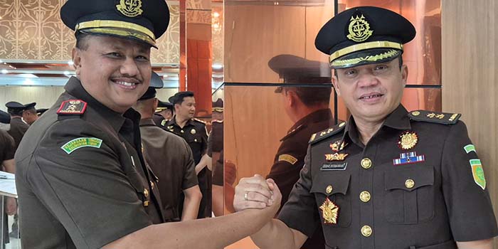 GANTI PIMPINAN: Lilik Setiawan (kiri) resmi menggantikan Dodik Hermawan (kanan) sebagai Kajari Kota Probolinggo.