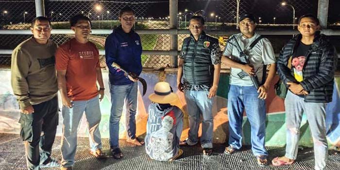 RINGKUS: Petugas kepolisian Polsek Leces saat mengamankan tersangka Hairil, 31, warga Kelurahan Sukoharjo, Kecamatan Kanigaran, Kota Probolinggo, Minggu (2/11) malam.