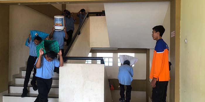EVAKUASI: Para siswa SMP Sekolah Rakyat Terintegrasi 7 Kota Probolinggo saat simulasi tanggap bencana gempa, Jumat (7/11) siang. (Inneke Agustin/ Radar Bromo)