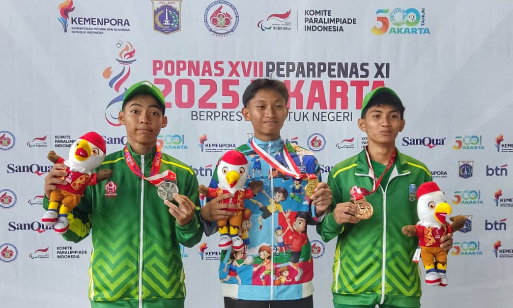 BANGGA: Salah satu atlet panjat tebing asal Kota Probolinggo, Aditya Maulana Ibrahim (paling kanan) saat menerima medali perunggu dari nomor Speed Peror